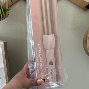 Foxy bae curling wand in blush 32mm